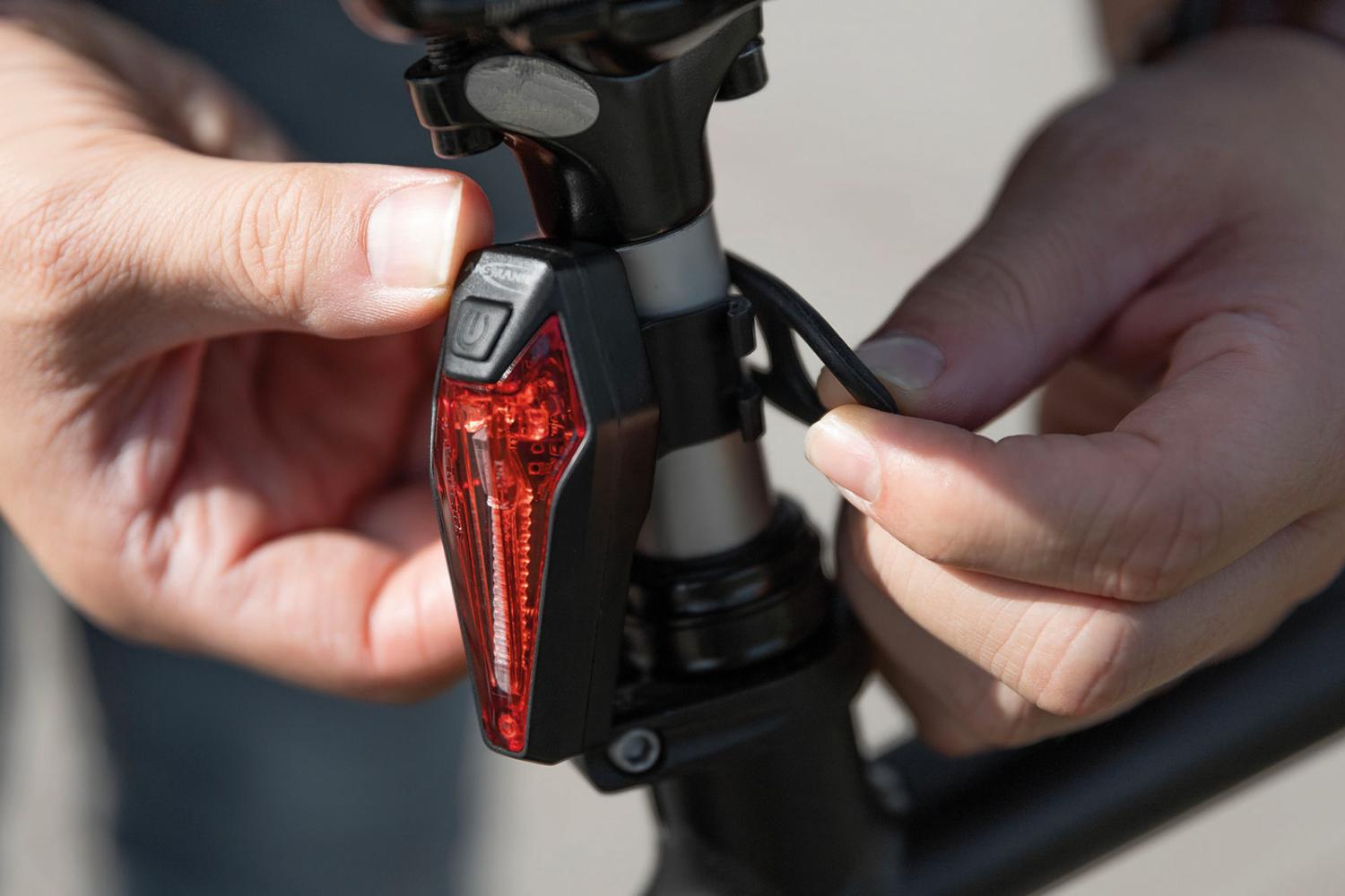 Luce a led posteriore ricaricabile per bici - immagine 3