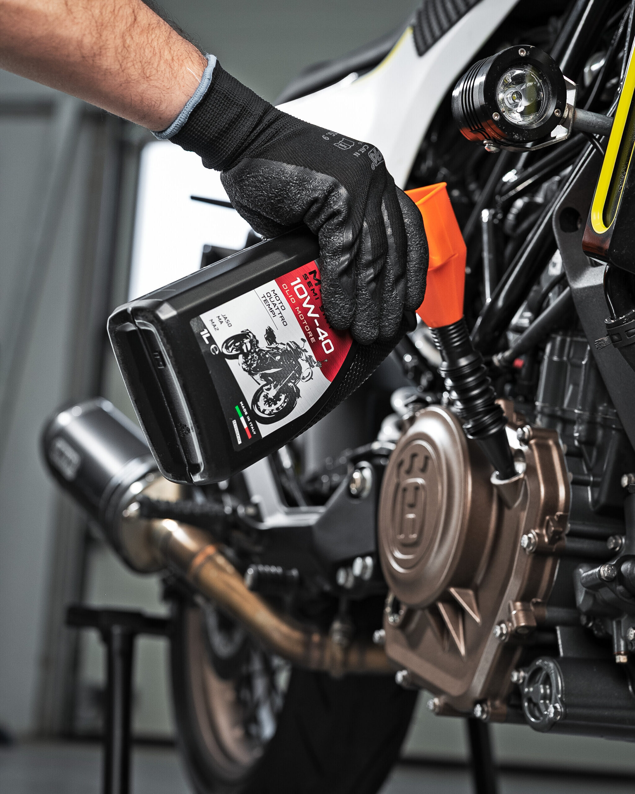 M4T Semi Sint 10W-40, olio motore moto 4 tempi - 1 L - immagine 3