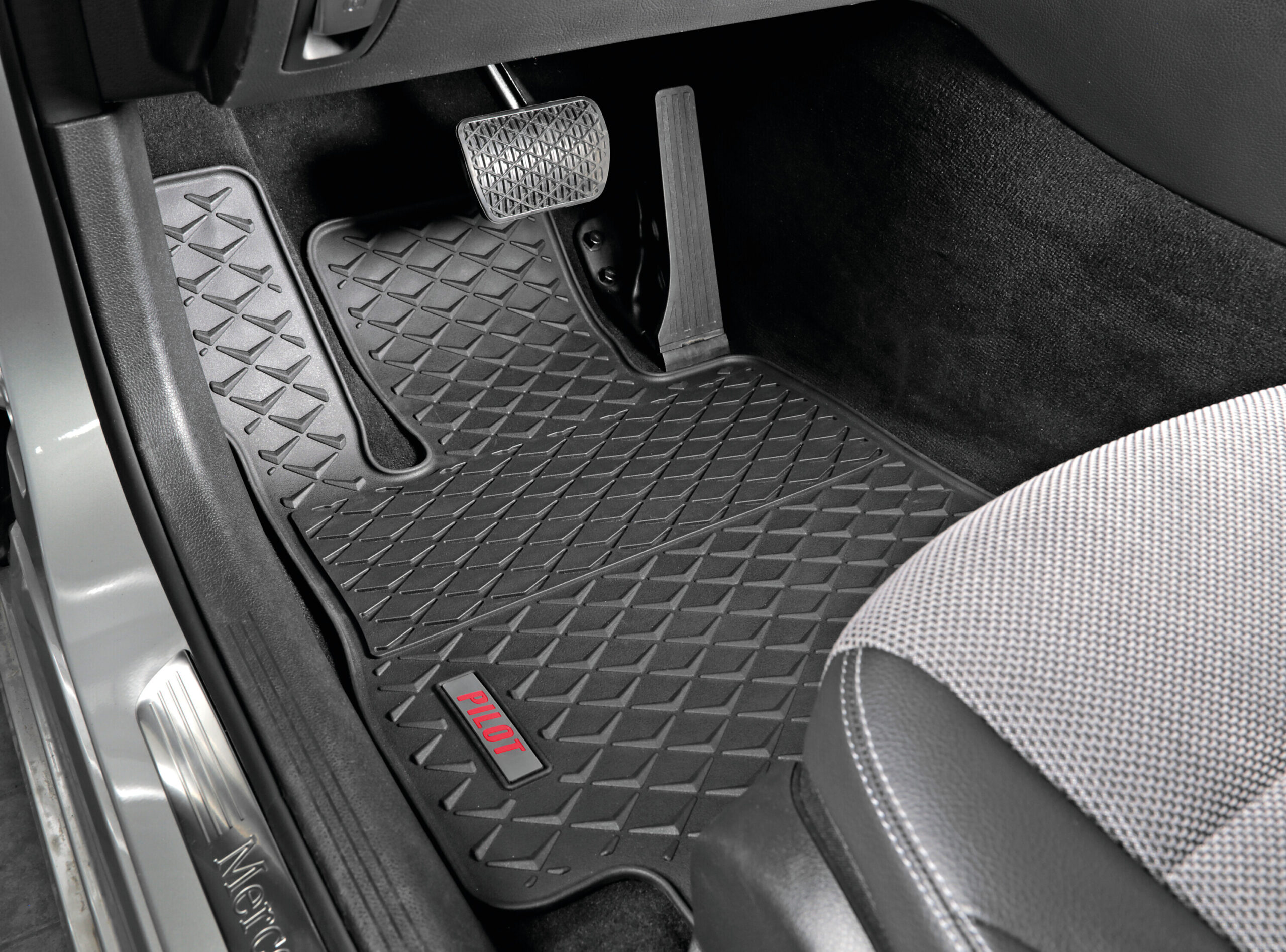 Pilot, set tappeti su misura in eco gomma - compatibile per Seat Leon 5p (01/13>05/20) no 4x4, no automatico - Seat Leon SC (06/13>09/18) no 4x4, no automatico - Seat Leon ST (01/14>05/20) no 4x4, no automatico - Seat Leon X-Perience (03/15>03/19) no 4x4, no automatico - Volkswagen Golf VII 3p (11/12>12/19) no automatico - Volkswagen Golf VII 5p (11/12>12/19) no automatico - Volkswagen Golf VII Variant (10/13>05/20) no automatico - Volkswagen Golf VIII 5p (01/20>) no automatico - immagine 3