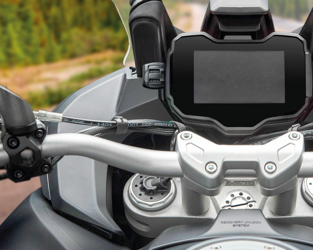 Usb-Fix Trek 2, doppio caricatore usb resistente all’acqua, fissaggio con viti o biadesivo - Ultra Fast Charge - 5400 mA - 12/24V - immagine 2