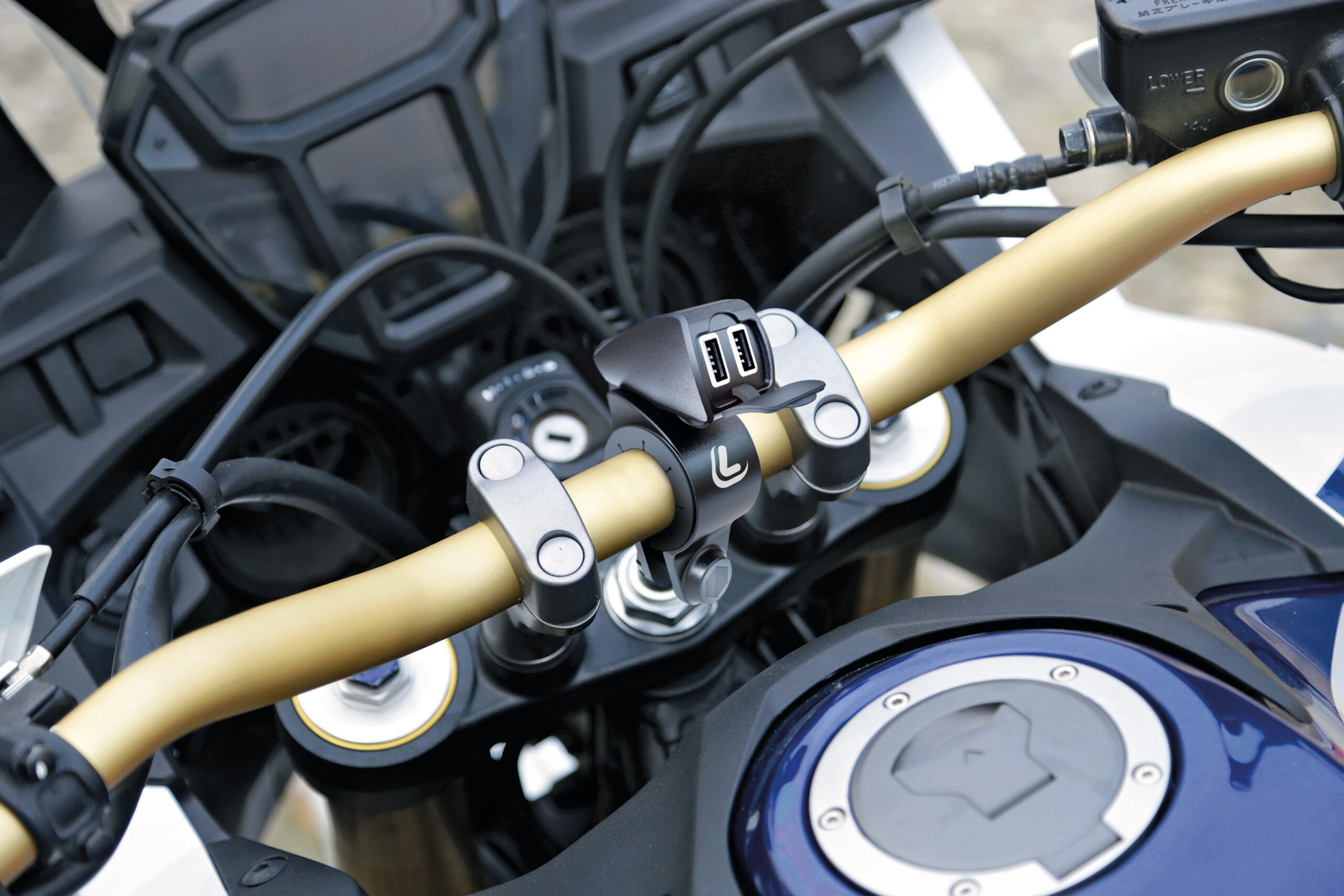 Usb-Fix Trek, doppio caricatore usb resistente all’acqua, fissaggio a manubrio - Ultra Fast Charge - 5400 mA - 12/24V - immagine 6