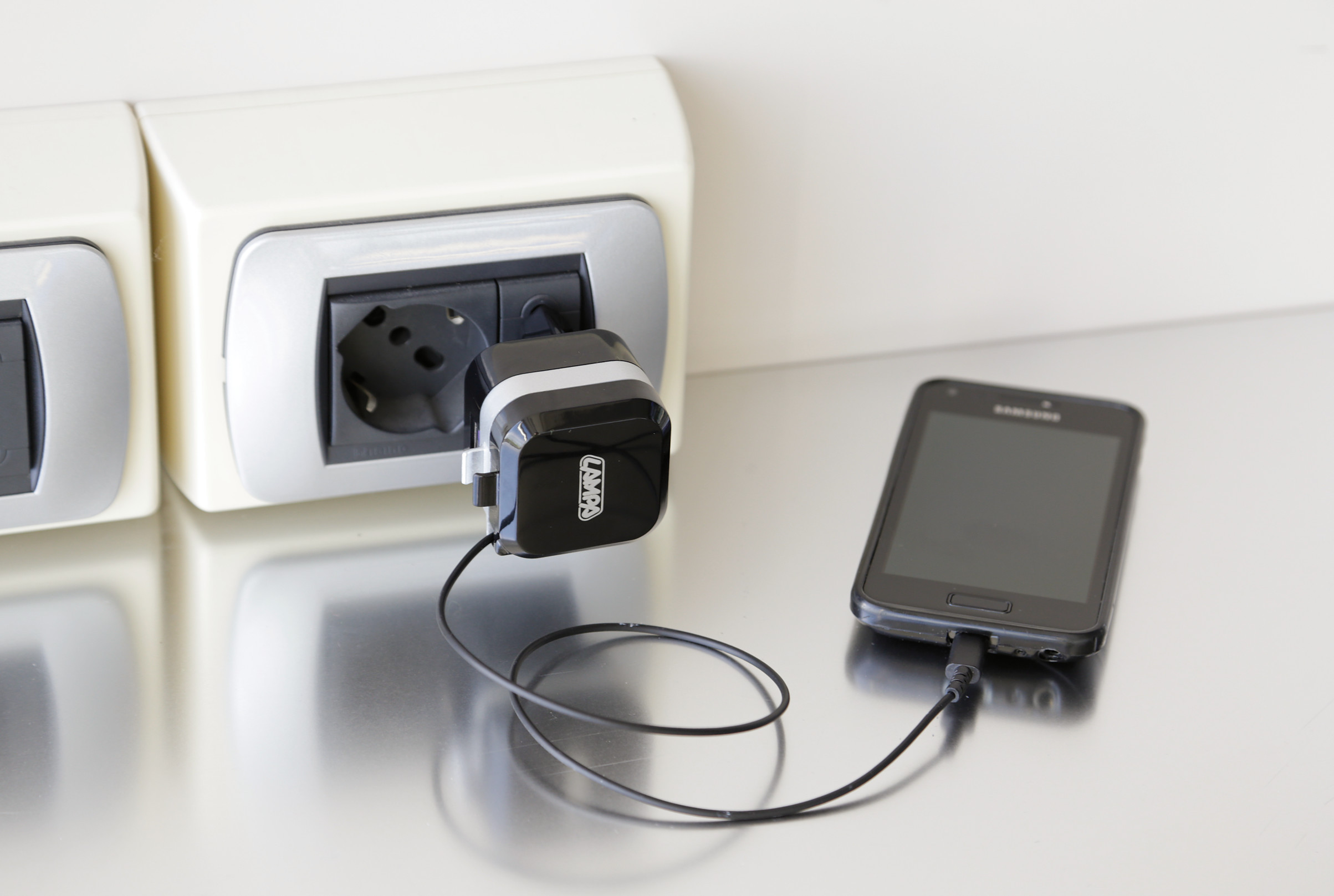 Caricabatteria da rete Micro Usb con 1 porta Usb - Fast Charge - 2400 mA - 100/230V - immagine 4