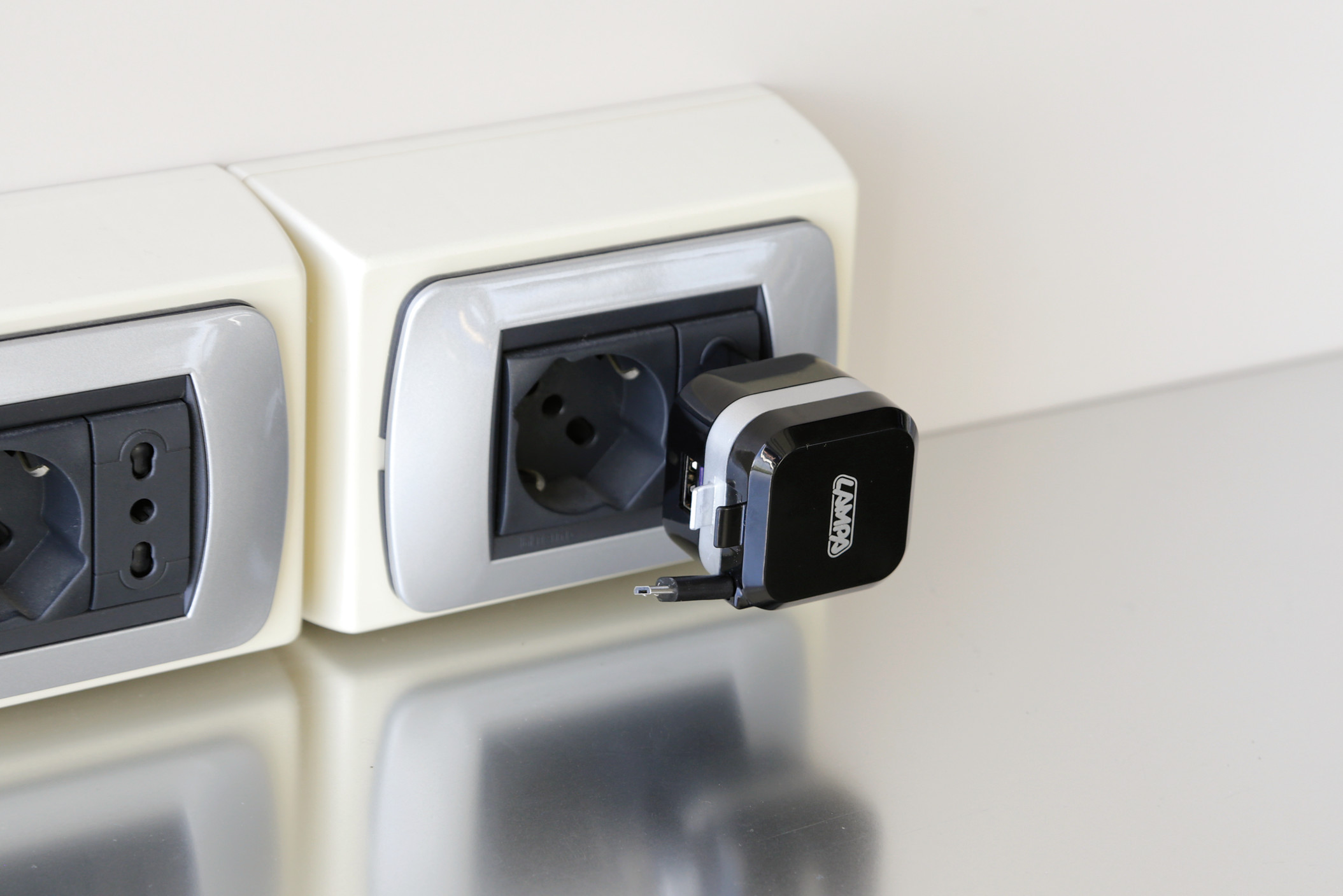 Caricabatteria da rete Micro Usb con 1 porta Usb - Fast Charge - 2400 mA - 100/230V - immagine 5