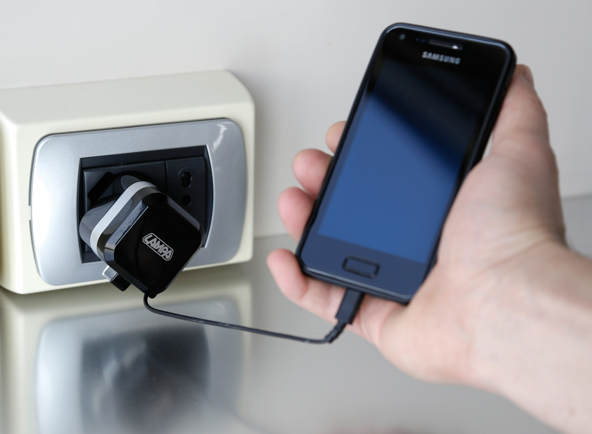 Caricabatteria da rete Micro Usb con 1 porta Usb - Fast Charge - 2400 mA - 100/230V - immagine 6