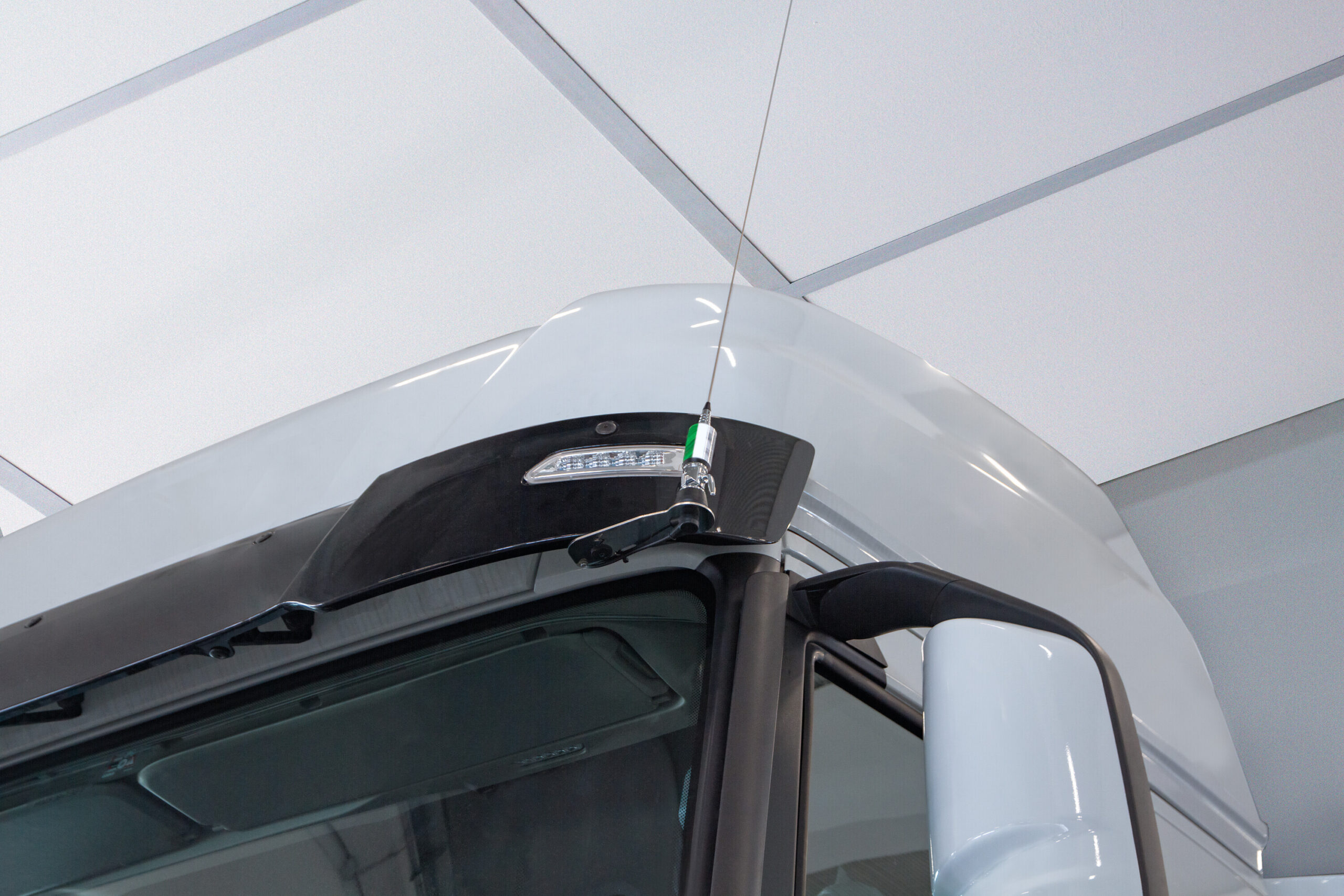 Staffa per antenna CB - Attacco su visiera parasole - compatibile per Iveco S-Way (10/19>) - immagine 2