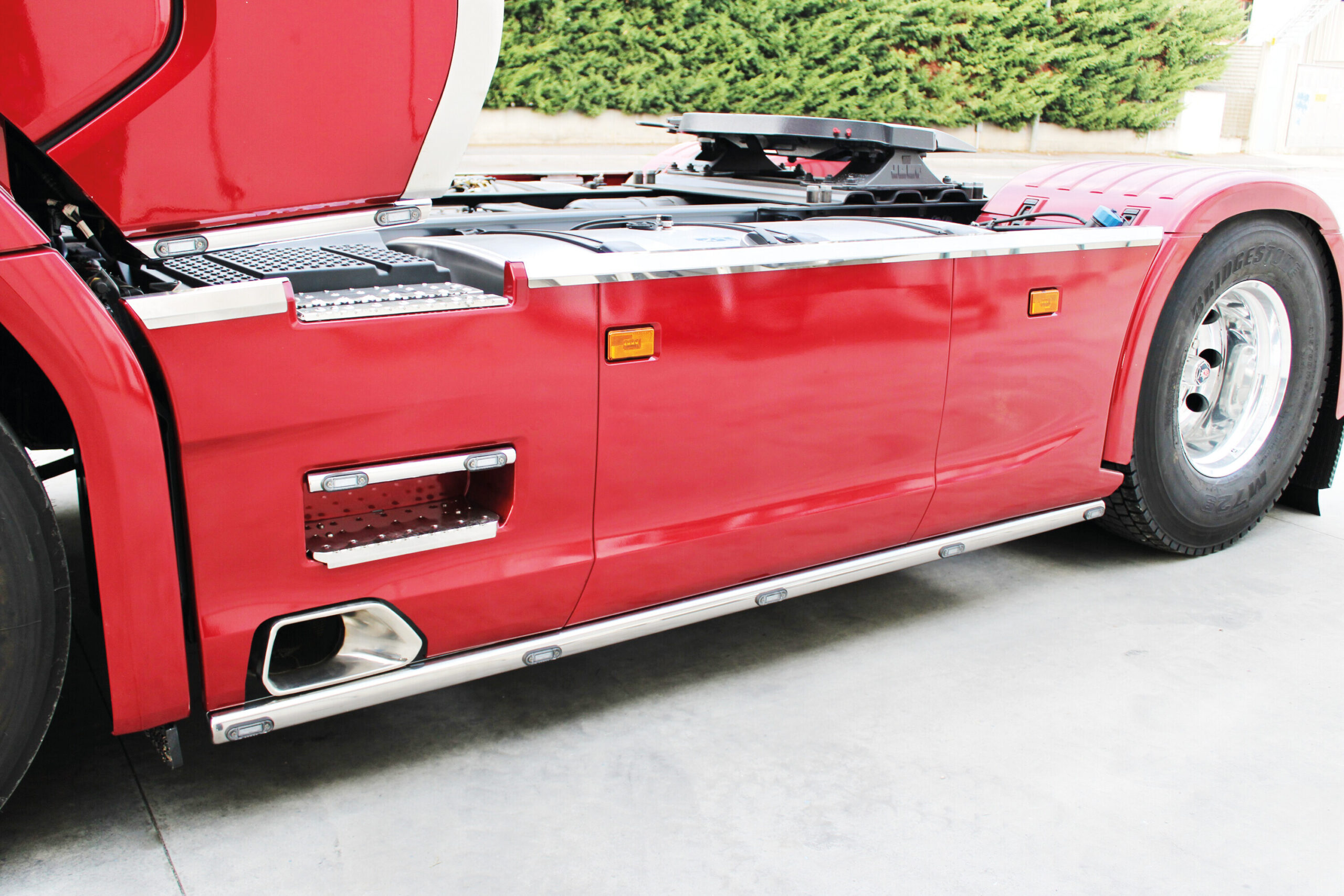 Barre per minigonne, 5 fori - compatibile per Scania G Serie 7 - New Generation (01/18>) Passo 3700, Batterie laterali, Minigonna lato passeggero intera - Scania R Serie 7 - New Generation (11/16>02/25) Passo 3700, Batterie laterali, Minigonna lato passeggero intera - Scania S Serie 7 - New Generation (11/16>) Passo 3700, Batterie laterali, Minigonna lato passeggero intera - immagine 2