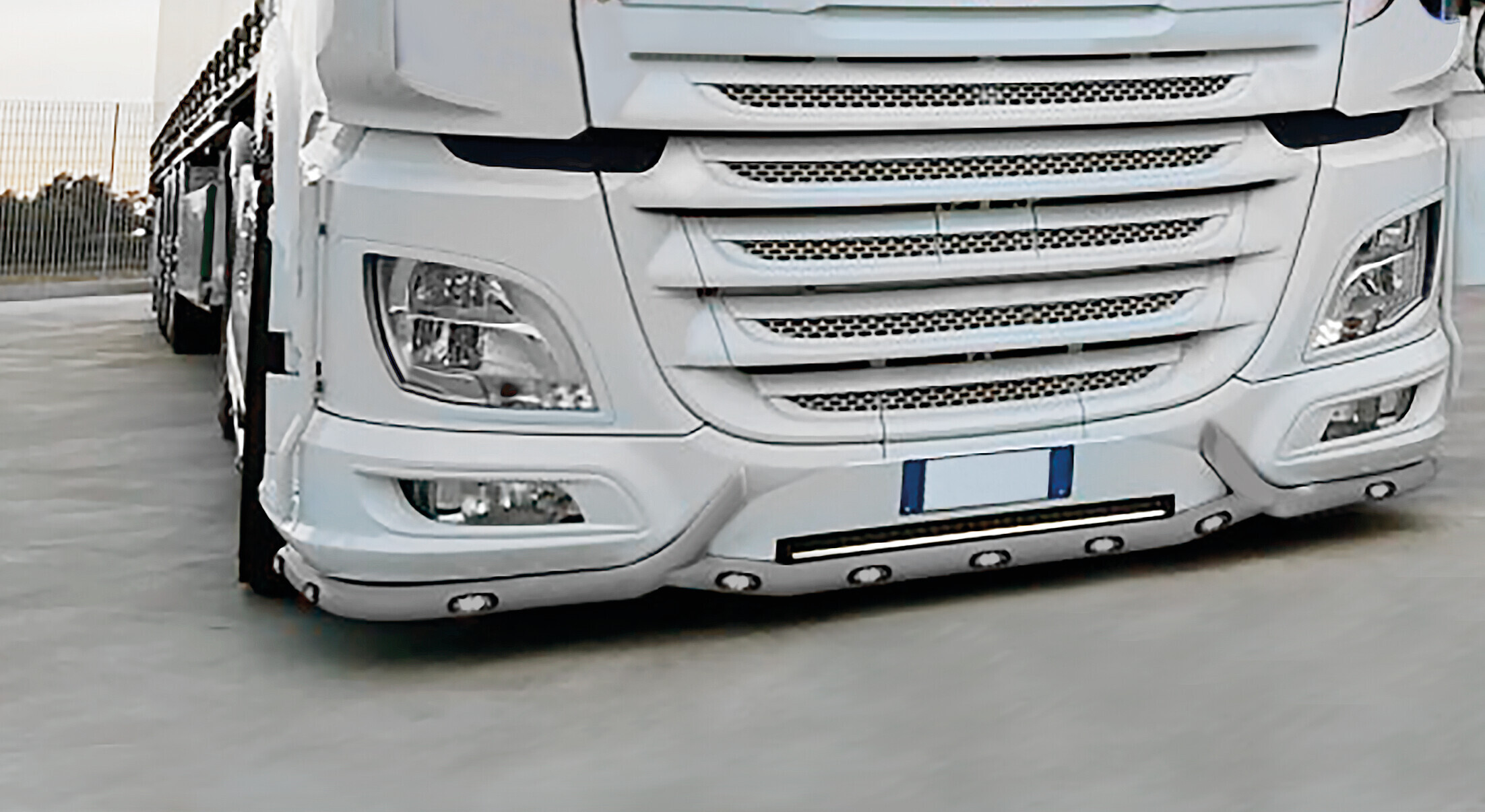 Barra paraurti con portatarga, stile H, 11 fori - compatibile per Daf XF 106 (10/12>05/21) Sospensioni aria - immagine 2