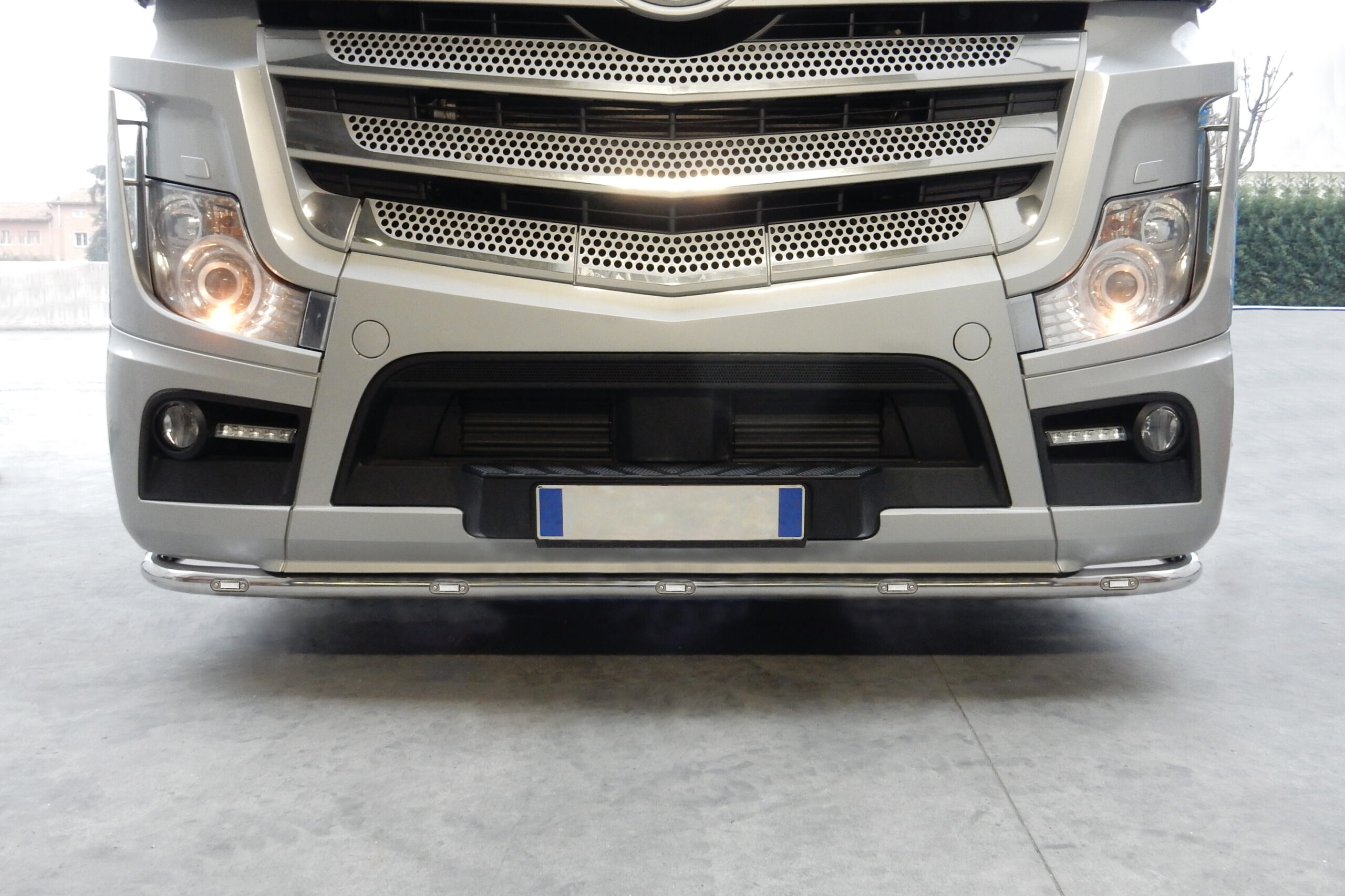 Barra paraurti, standard, 9 fori - compatibile per Mercedes Actros MP4 (09/11>09/19) Sospensioni aria - Mercedes Actros MP5 (10/19>) Sospensioni aria - Mercedes Actros MP5 L (11/21>) Sospensioni aria - immagine 2