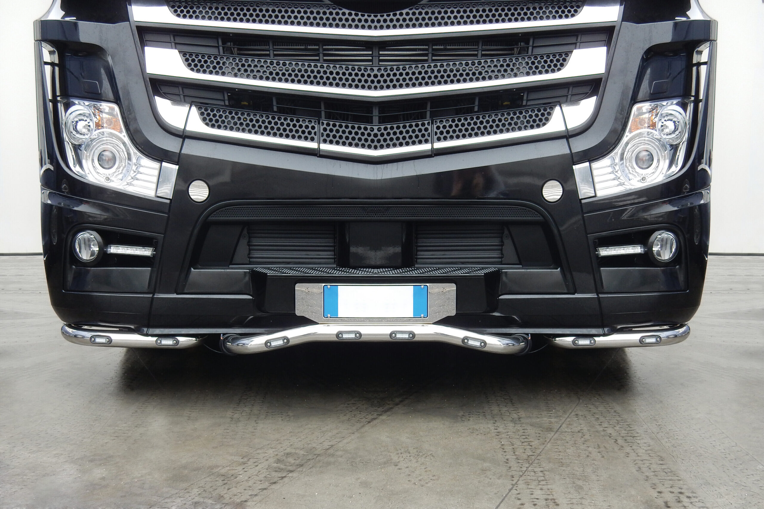Barra paraurti con portatarga, kit 3 pz, 13 fori - compatibile per Mercedes Actros MP4 (09/11>09/19) Sospensioni aria - Mercedes Actros MP5 (10/19>) Sospensioni aria - Mercedes Actros MP5 L (11/21>) Sospensioni aria - immagine 2