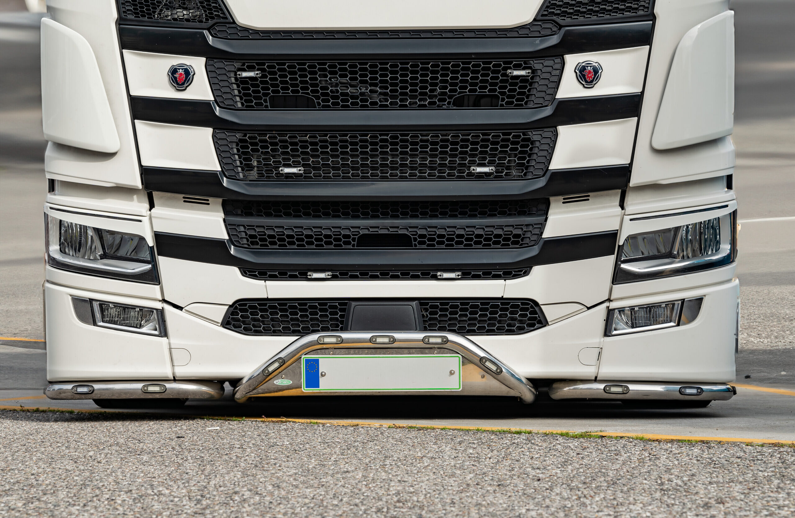 Barra paraurti con portatarga, kit 3 pz, 13 fori - compatibile per Scania G Serie 7 - New Generation (01/18>) Paraurti piccolo - Scania R Serie 7 - New Generation (11/16>02/25) Paraurti piccolo - Scania S Serie 7 - New Generation (11/16>) Paraurti piccolo - immagine 3