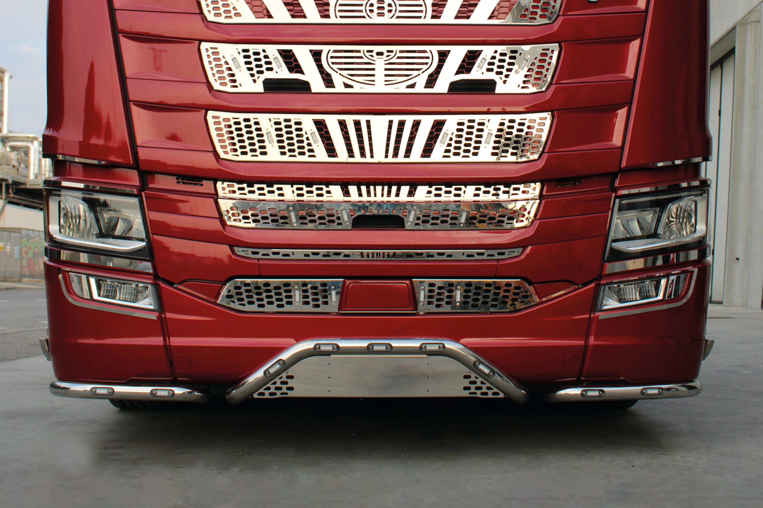Barra paraurti con portatarga, kit 3 pz, 13 fori - compatibile per Scania G Serie 7 - New Generation (01/18>) Paraurti piccolo - Scania R Serie 7 - New Generation (11/16>02/25) Paraurti piccolo - Scania S Serie 7 - New Generation (11/16>) Paraurti piccolo - immagine 4
