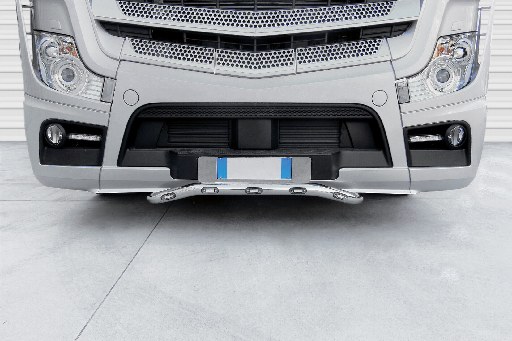 Barra portatarga, 5 fori - compatibile per Mercedes Actros MP4 (09/11>09/19) - Mercedes Actros MP5 (10/19>) - Mercedes Actros MP5 L (11/21>) - immagine 2