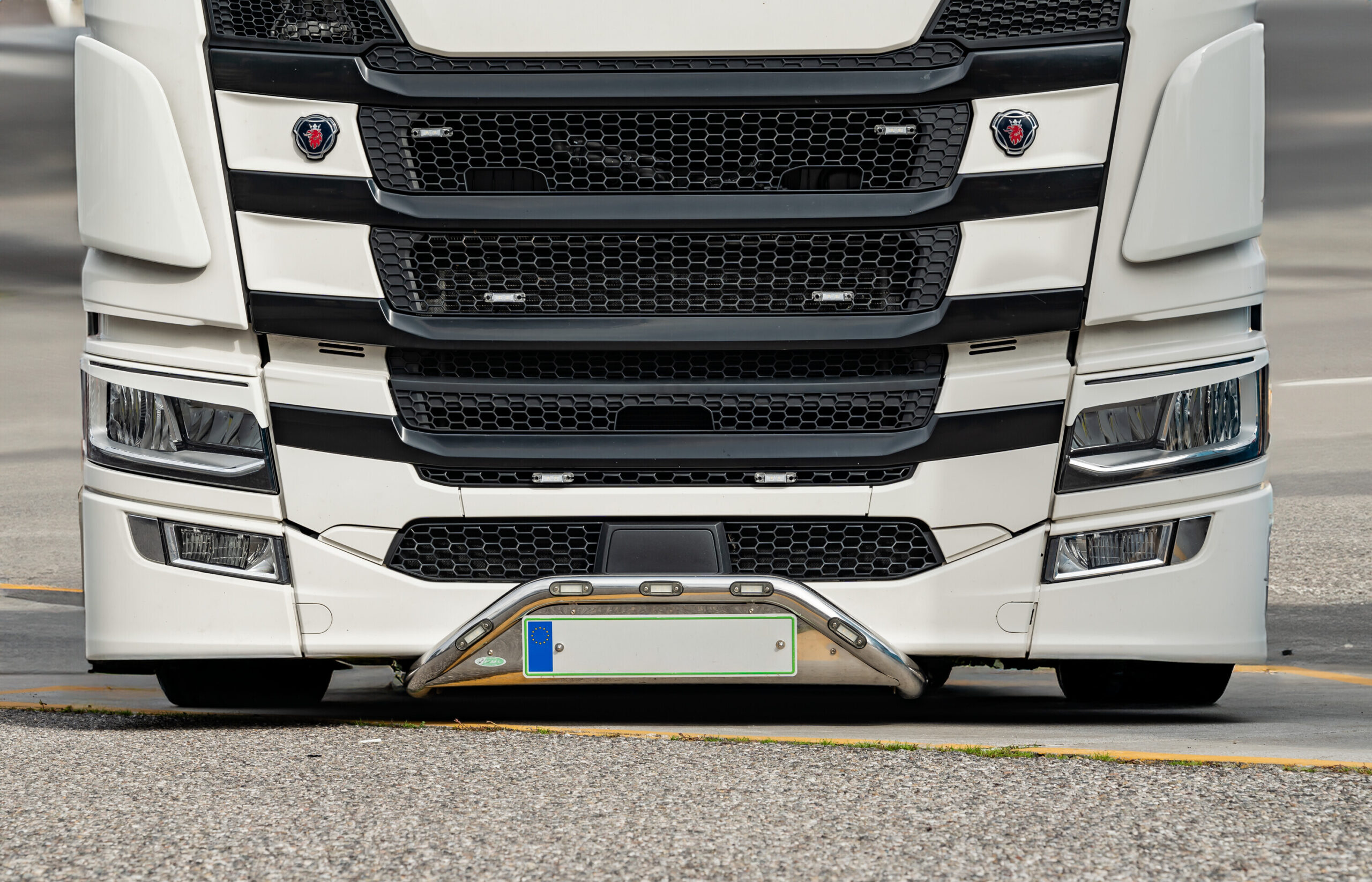 Barra portatarga, 5 fori - compatibile per Scania R Serie 7 - New Generation (11/16>02/25) Paraurti piccolo - Scania S Serie 7 - New Generation (11/16>) Paraurti piccolo - Scania G Serie 7 - New Generation (01/18>) Paraurti piccolo - immagine 3