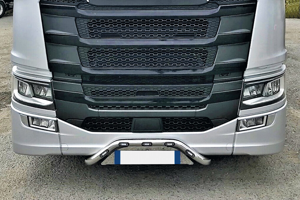 Barra portatarga, 5 fori - compatibile per Scania R Serie 7 - New Generation (11/16>02/25) No paraurti piccolo - Scania S Serie 7 - New Generation (11/16>) No paraurti piccolo - Scania G Serie 7 - New Generation (01/18>) No paraurti piccolo - immagine 3