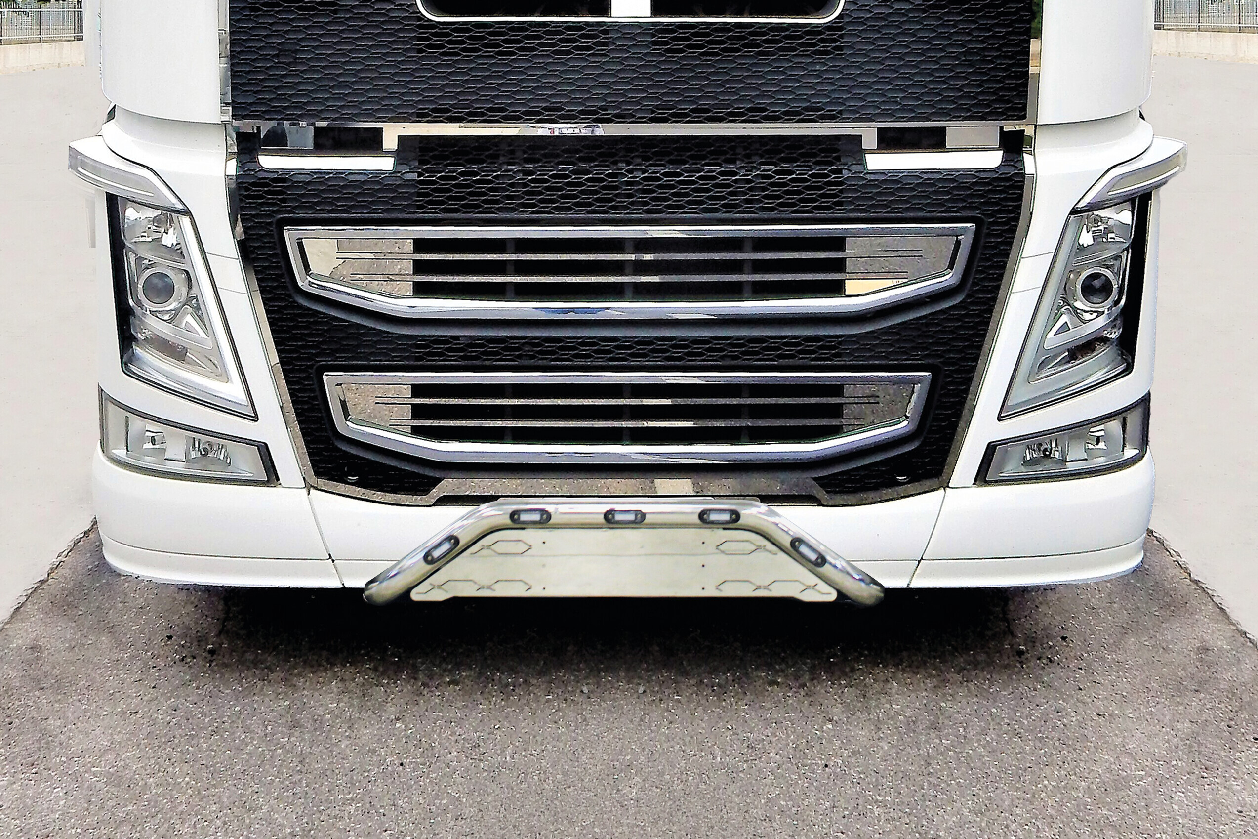 Barra portatarga, 5 fori - compatibile per Volvo FH Serie 4 (09/12>05/21) Con spoiler - immagine 2