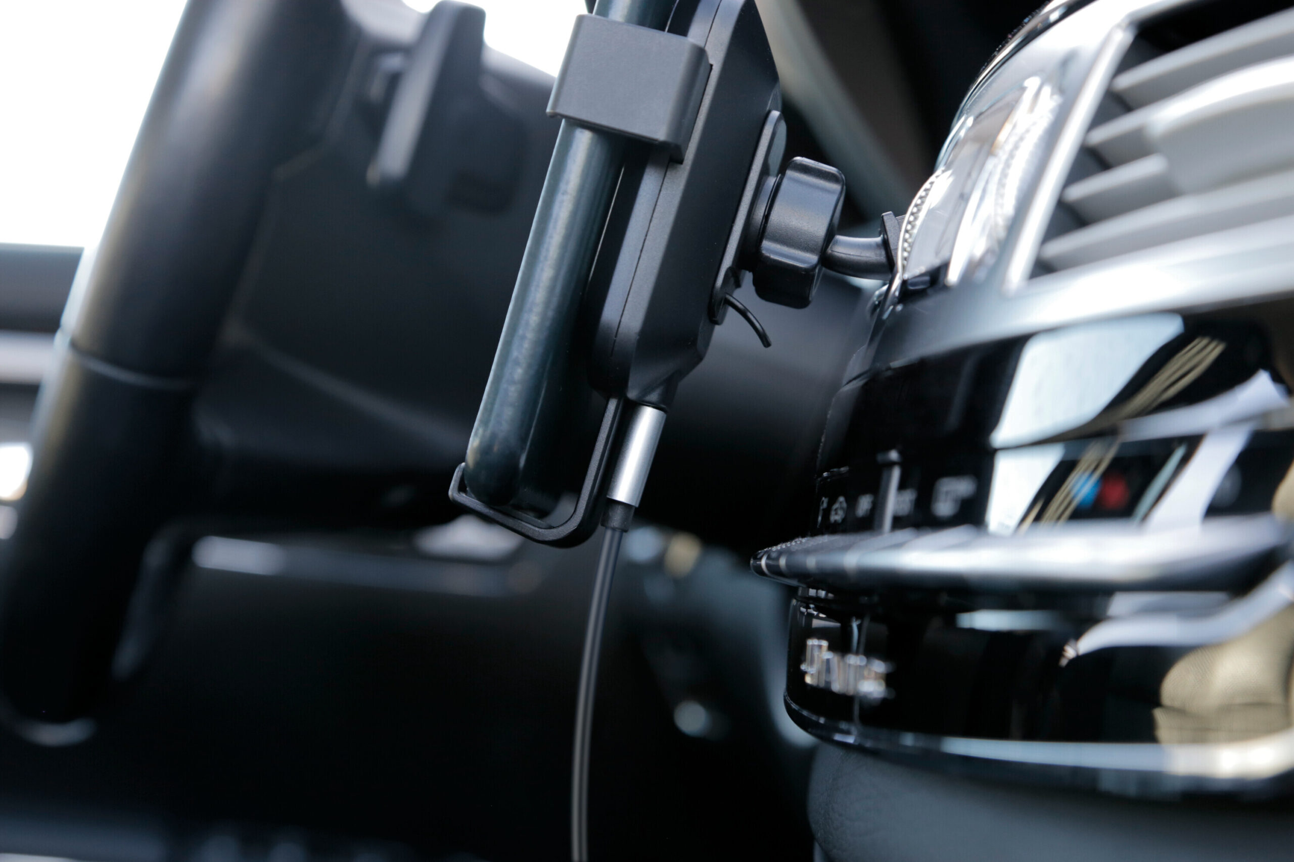 Graviton Wireless, porta telefono per bocchette d’aerazione con carica batteria wireless - immagine 6