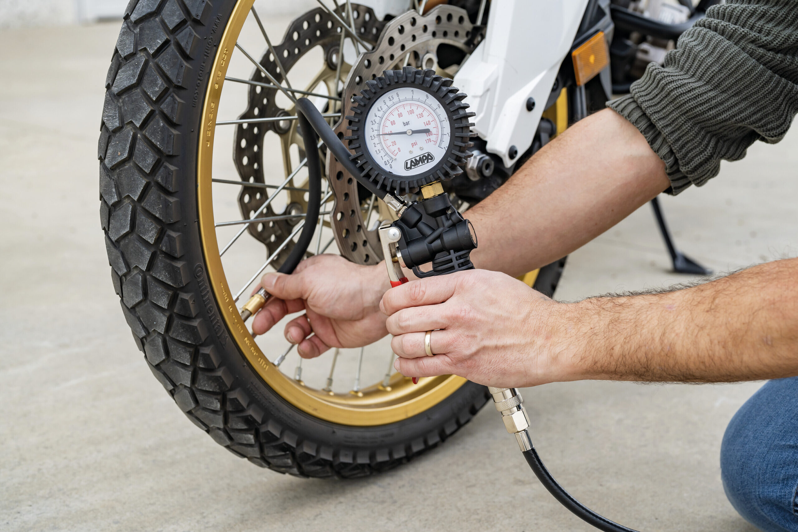 Gonfia pneumatici con manometro 270° di precisione - max 12 bar / 170 psi - immagine 5