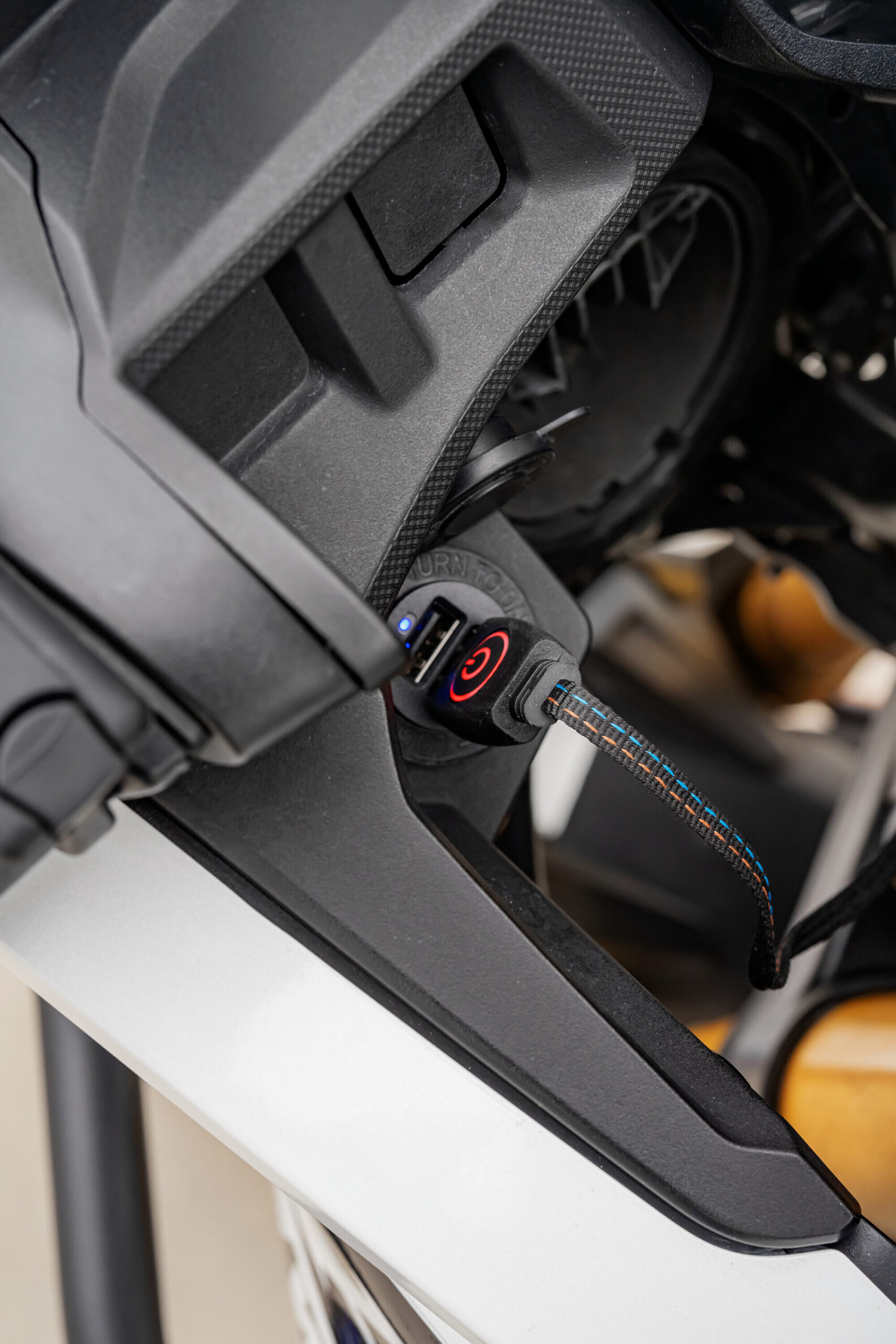 Manopole riscaldate con presa USB - immagine 3