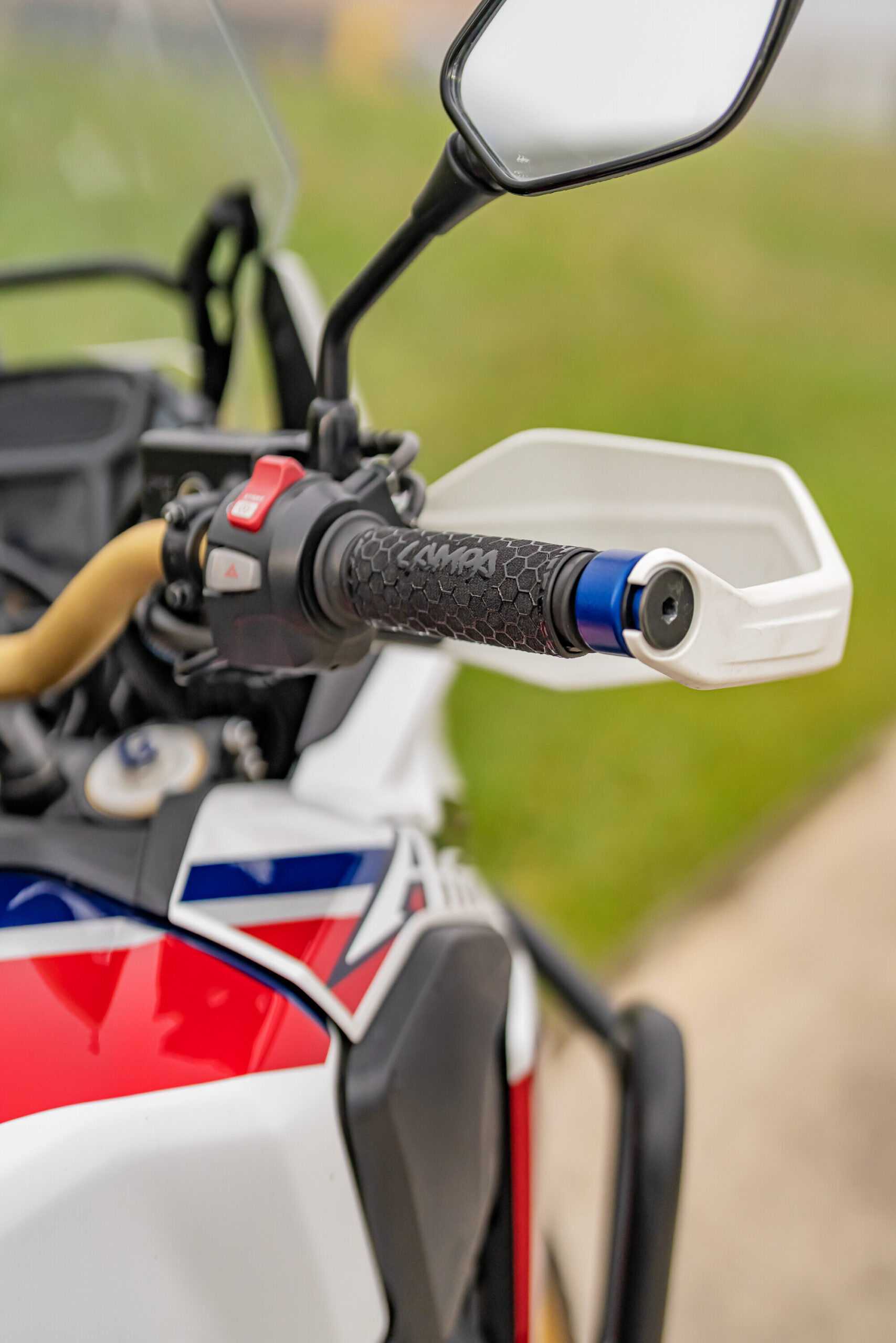 Manopole riscaldate con presa USB - immagine 4