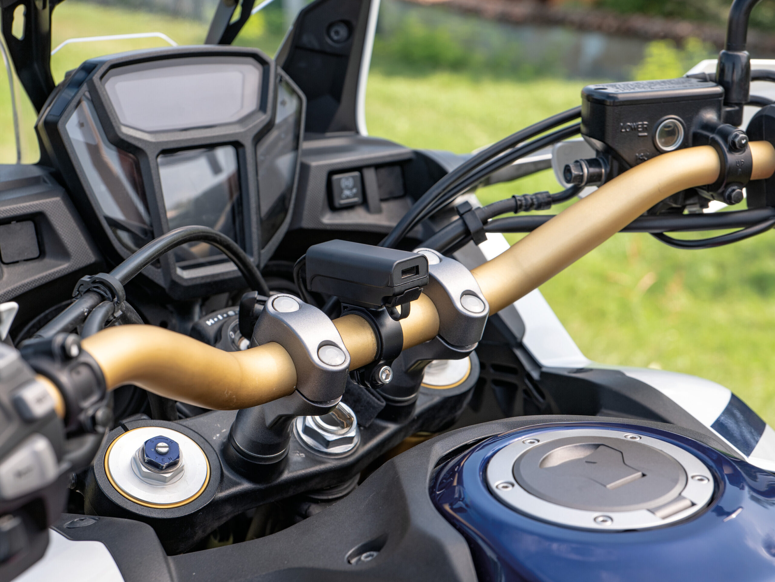 Trek X, Caricatore usb con doppia presa USB (USB A + USB C) resistente alla pioggia - immagine 6