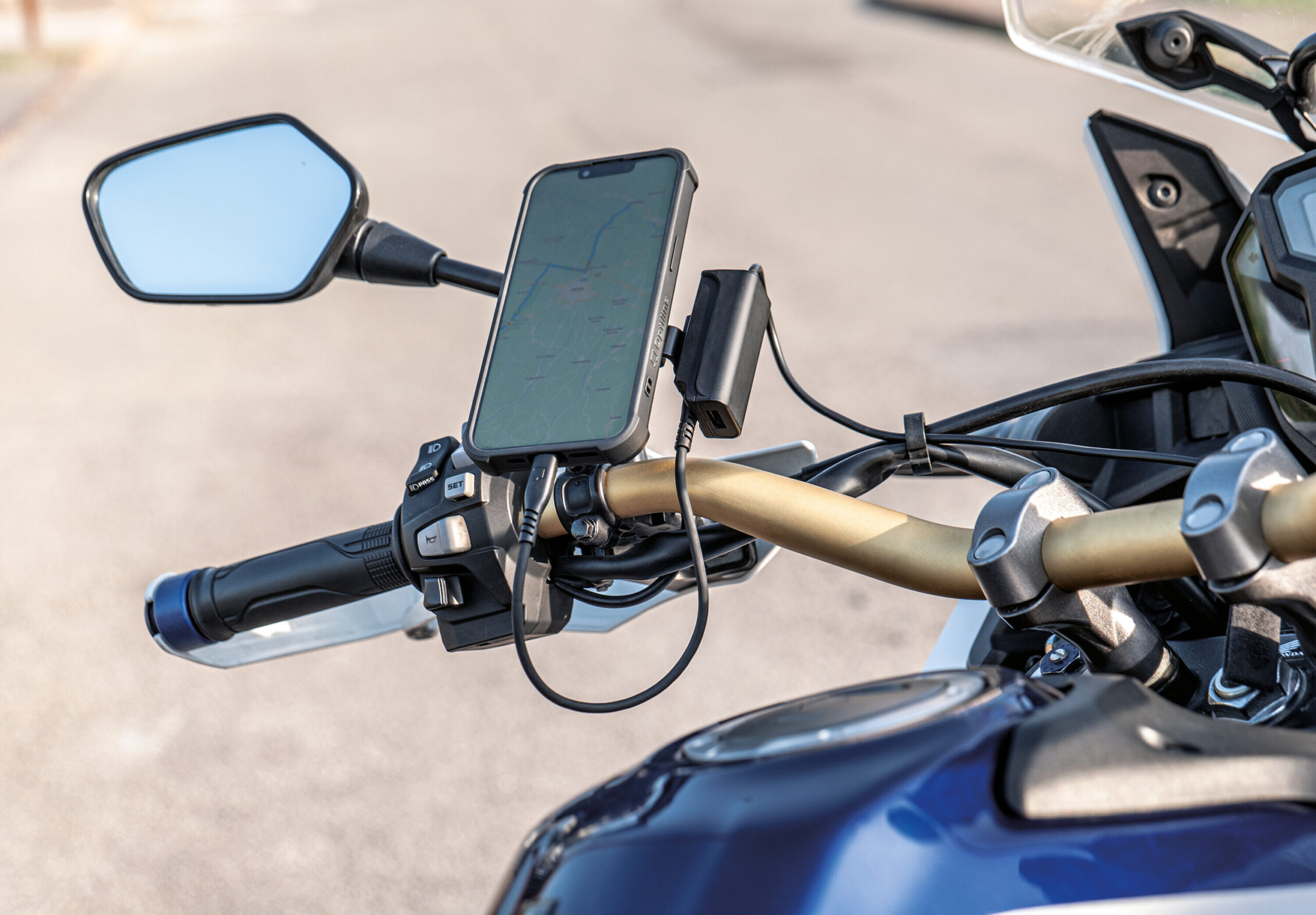Trek X, Caricatore usb con doppia presa USB (USB A + USB C) resistente alla pioggia - immagine 9