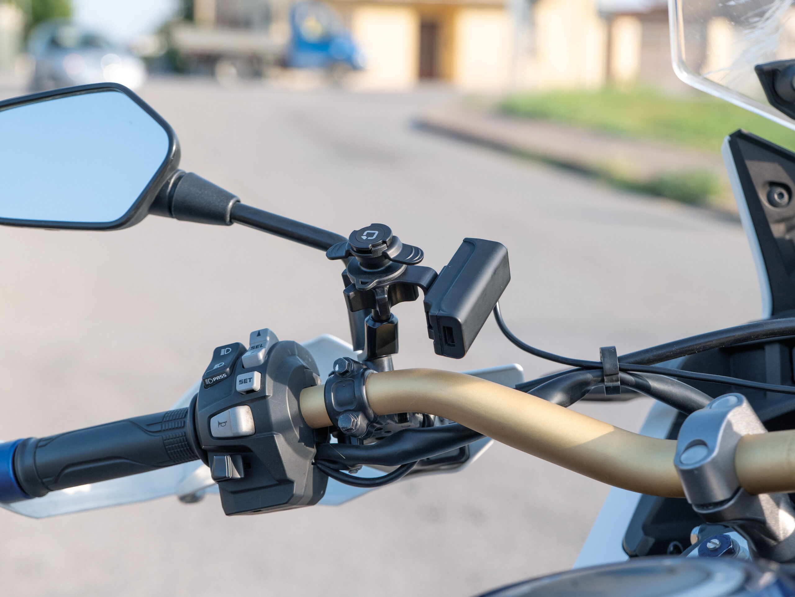 Trek X, Caricatore usb con doppia presa USB (USB A + USB C) resistente alla pioggia - immagine 11