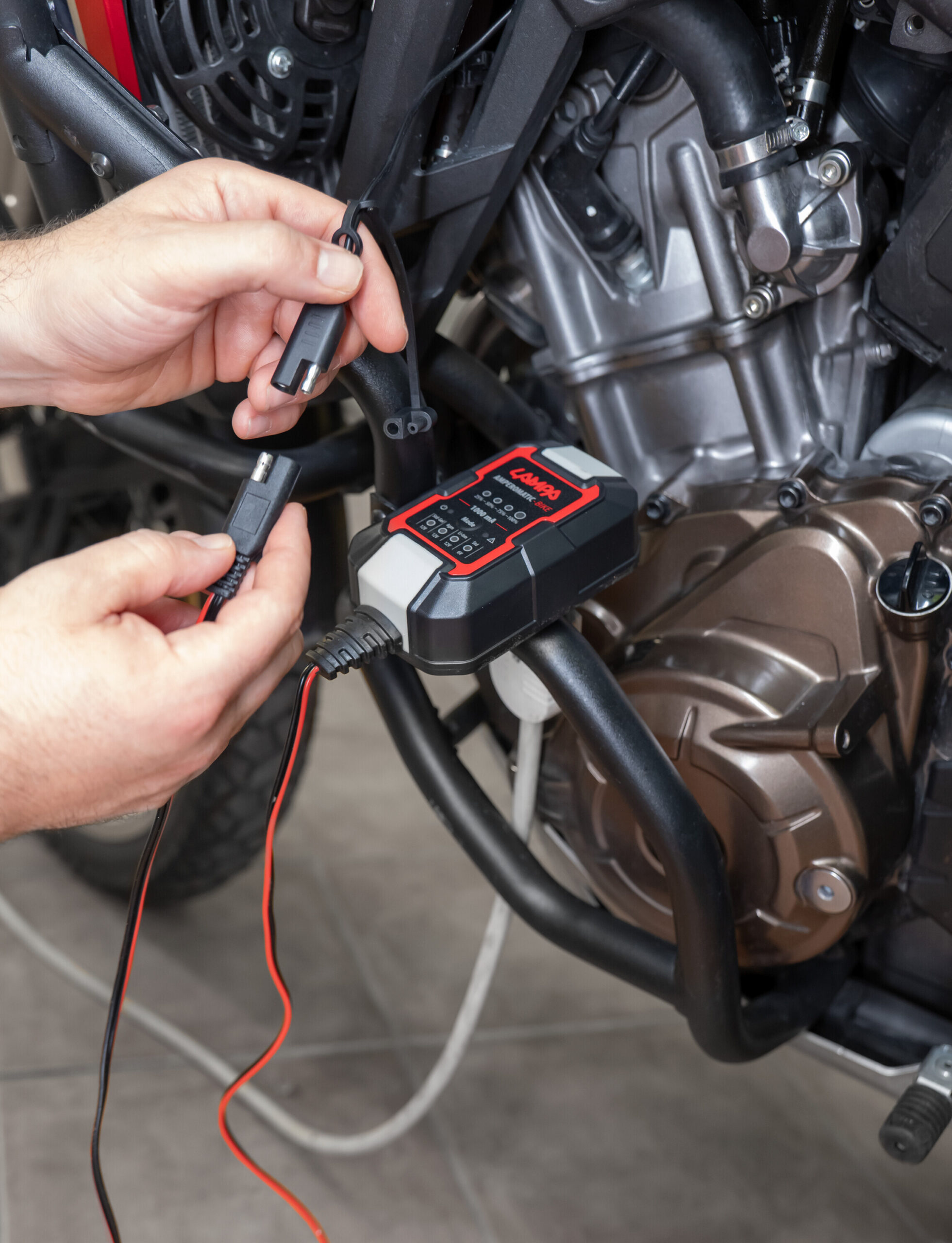 Trek X, Caricatore usb con doppia presa USB (USB A + USB C) resistente alla pioggia - immagine 14