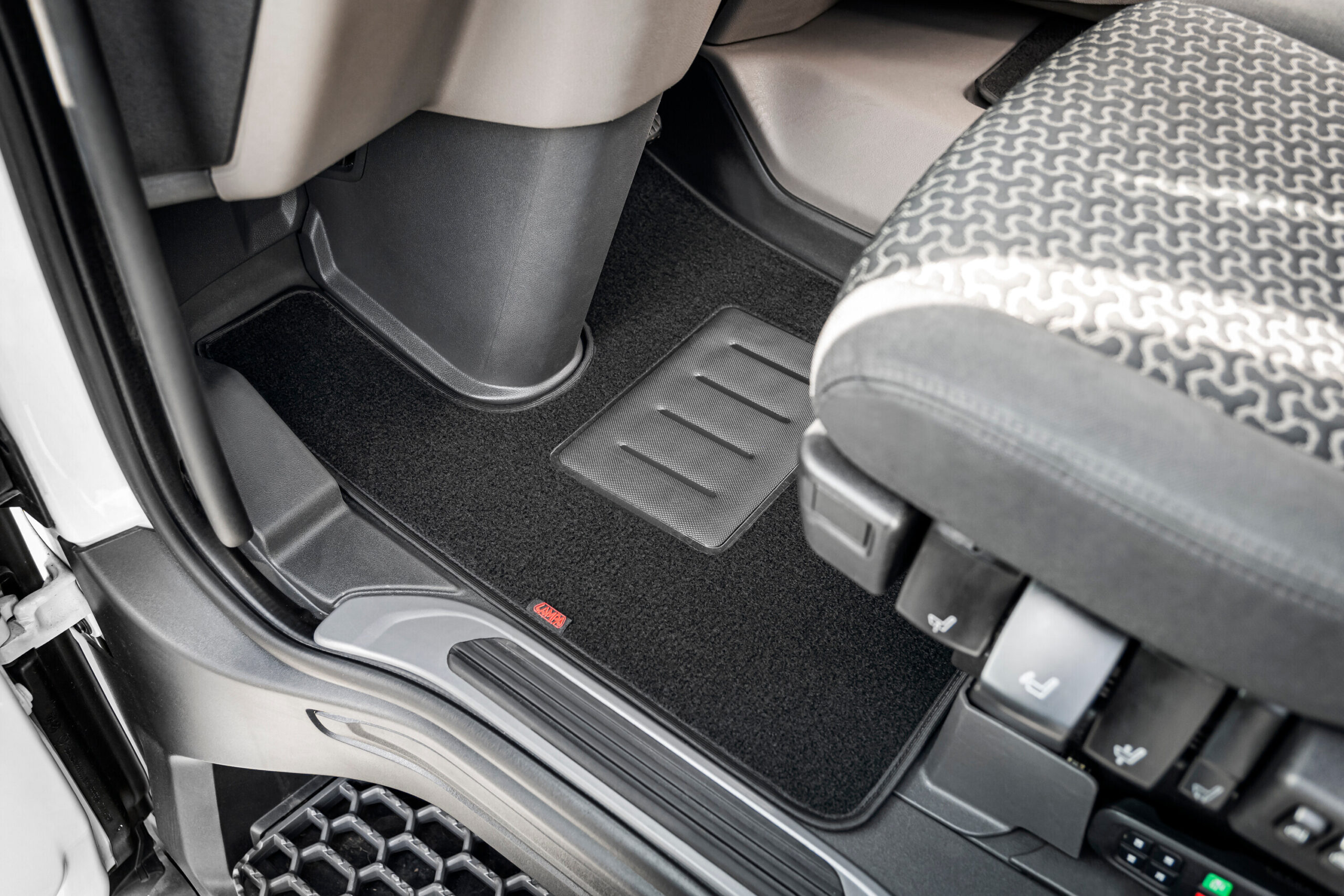Tappeti su misura in moquette - compatibile per Iveco Stralis (08/02>12/12) cabina larga - Iveco Stralis (07/12>12/19) cabina larga - Iveco Stralis Hi-Way (07/12>08/16) cabina larga - Iveco Stralis XP (09/16>12/19) - Iveco Trakker (09/04>06/21) - immagine 2