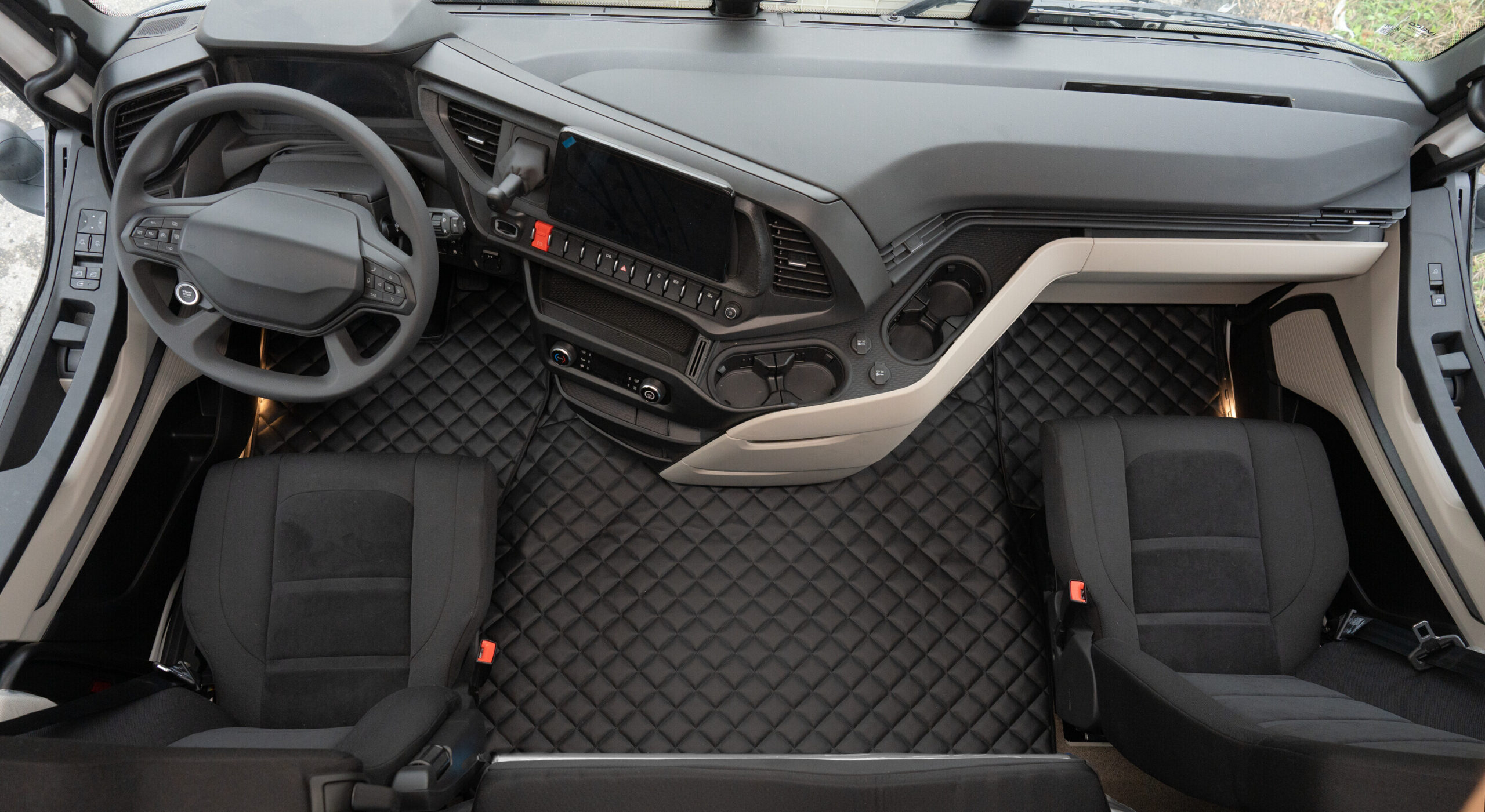Tappeto centrale in Skeentex - Nero - compatibile per Iveco S-Way (06/24>) - immagine 2