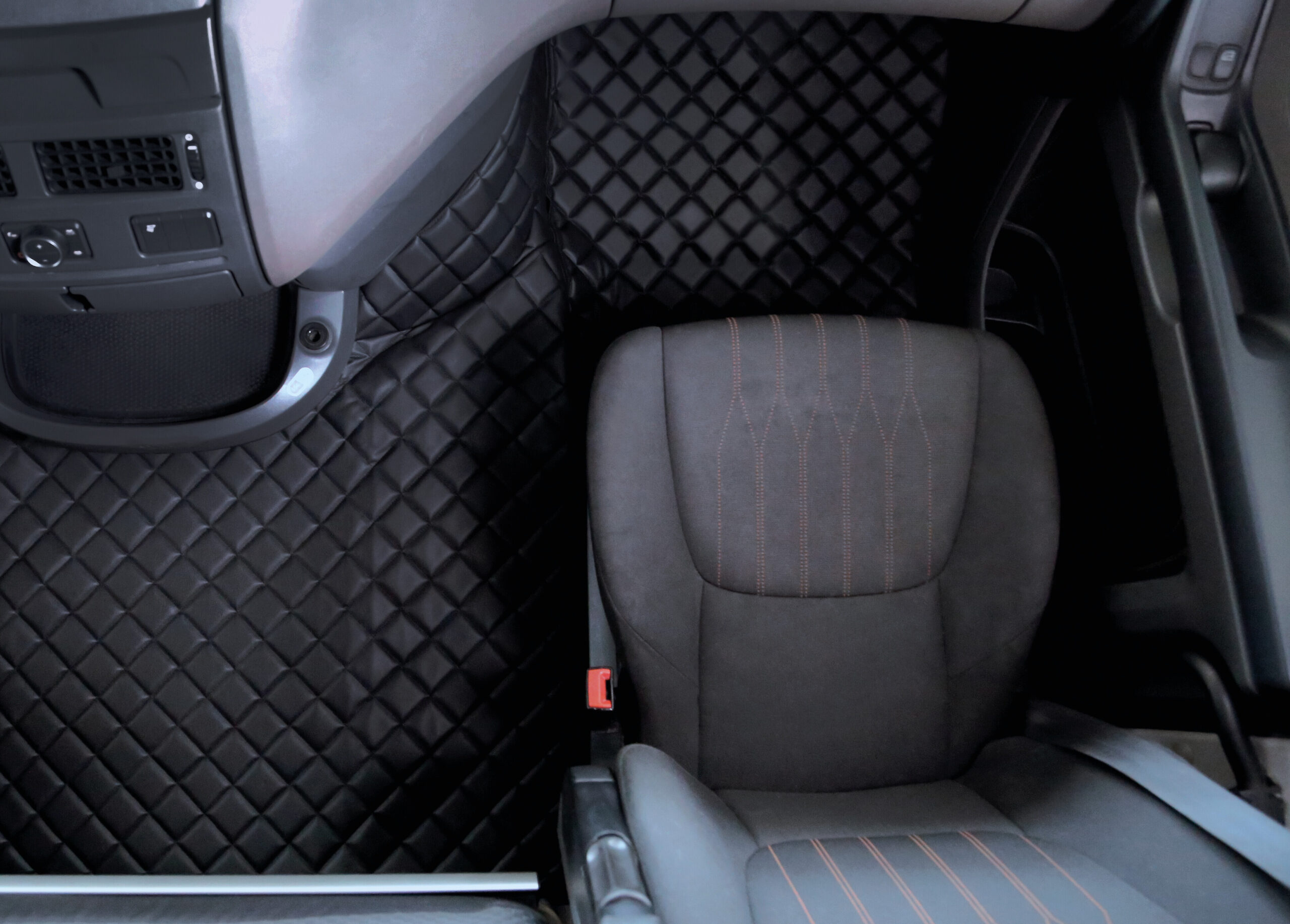 Coppia tappeti in Skeentex - Nero - compatibile per Daf XF 106 (10/12>05/21) - immagine 2