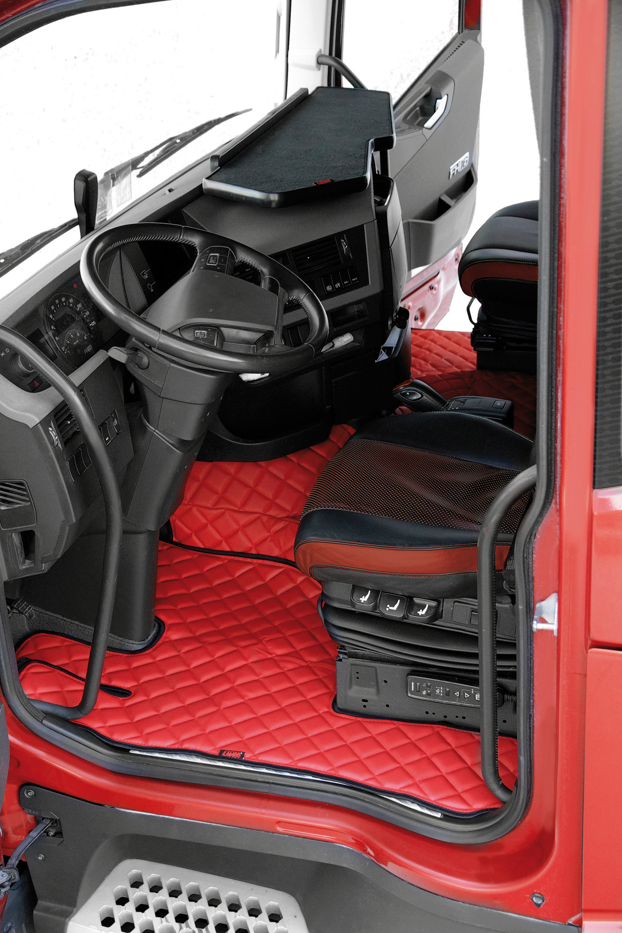Coppia tappeti in Skeentex - Rosso - compatibile per Volvo FH Serie 4 (09/12>05/21) - Volvo FH Serie 5 (06/21>) - Volvo FH Aero (01/24>) automatico - immagine 3