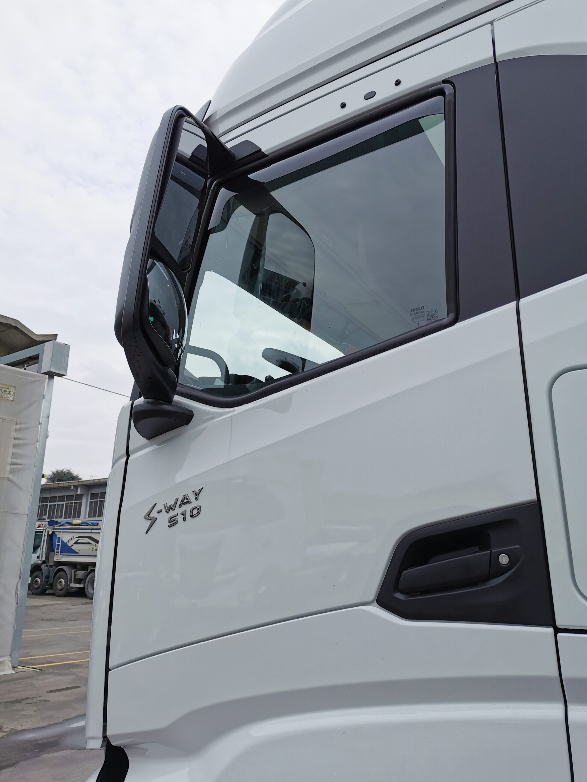 Set deflettori aria in acrilico - compatibile per Iveco S-Way (10/19>) - Iveco T-Way (10/19>) - Iveco X-Way (10/17>) - immagine 2