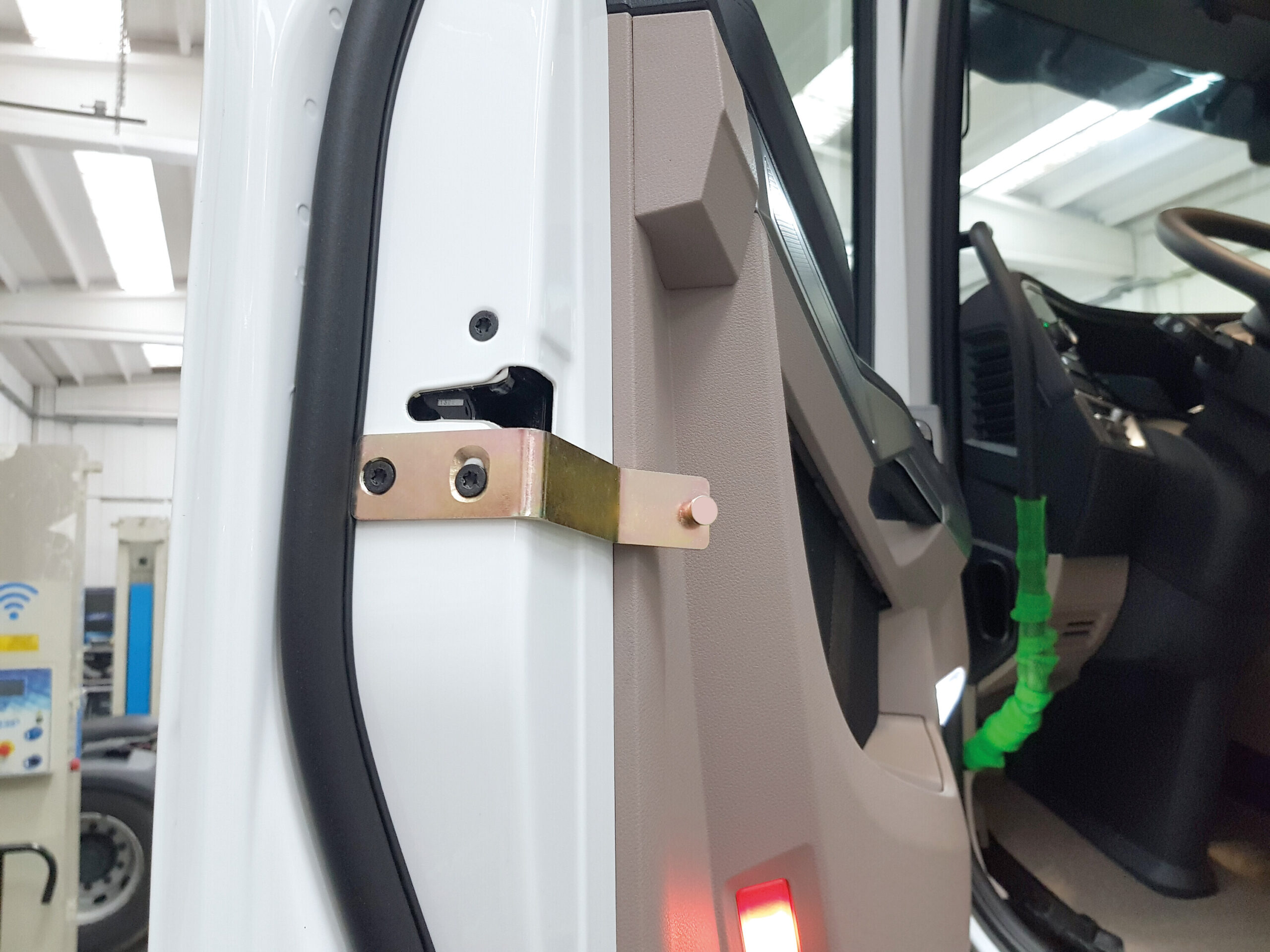 Serrature interne aggiuntive per cabina camion - compatibile per Daf XF (06/21>) - Daf XG (06/21>) - Daf XG+ (06/21>) - Daf XD (11/22>) - immagine 3