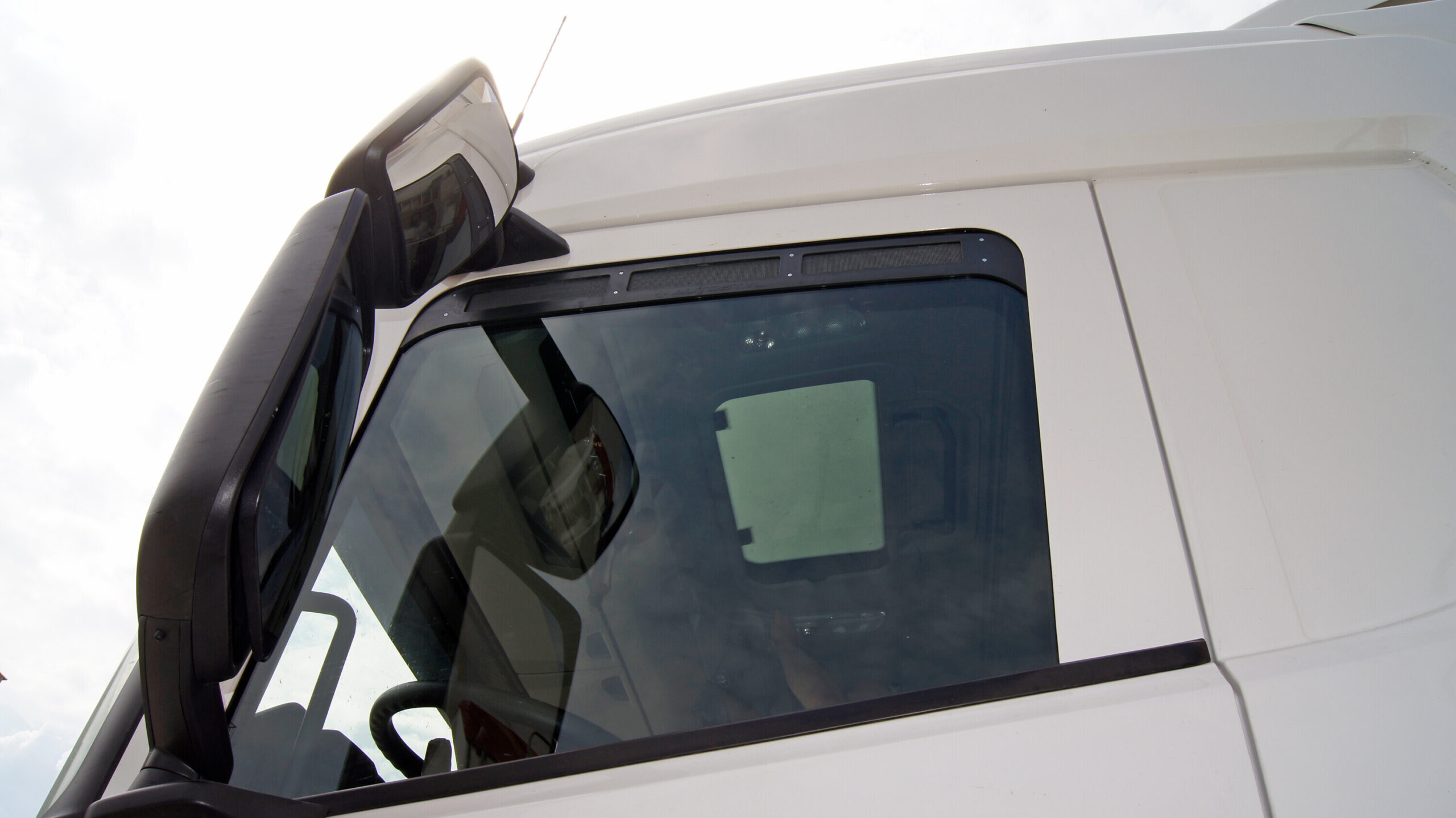 Mosquito Net, zanzariera su misura per finestrini camion - compatibile per Scania R Serie 5 (03/04>08/09) - Scania R Serie 6 (09/09>08/13) - Scania R Serie 6 - Streamline (09/13>12/17) - Scania R Serie 7 - New Generation (11/16>02/25) - Scania S Serie 7 - New Generation (11/16>) - immagine 2
