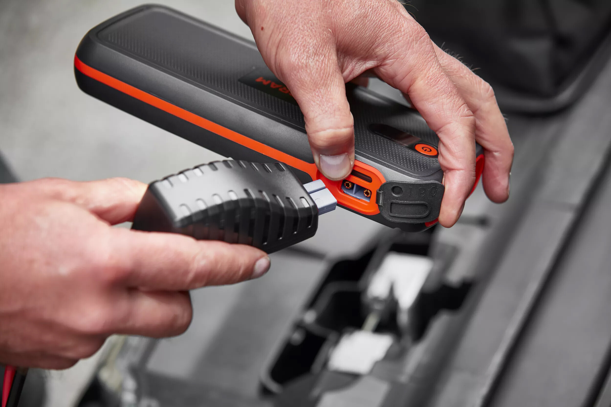 BATTERYstart 400, avviatore di emergenza con funzione power bank - immagine 10